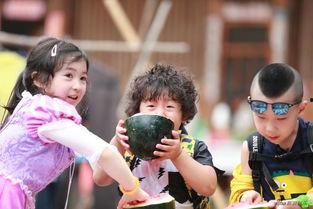 挑战萌娃吃瓜,萌娃们的甜蜜“苦战”