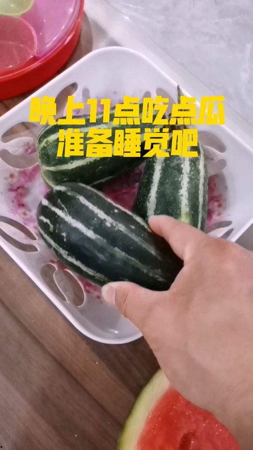 在家里吃瓜睡觉,在家吃瓜睡觉的惬意时光