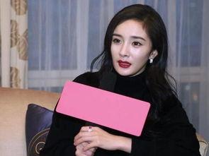 杨幂吃瓜回应,直面争议，展现真实自我