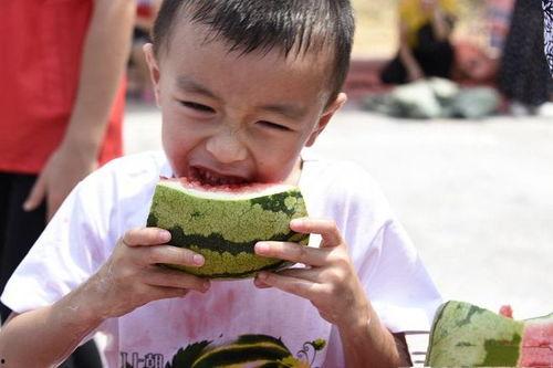 父母每天吃瓜,父母日常的甜蜜生活