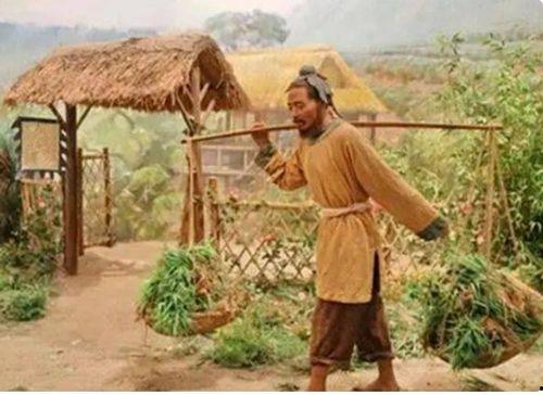 边扫地边吃瓜,生活琐事中的趣味时光